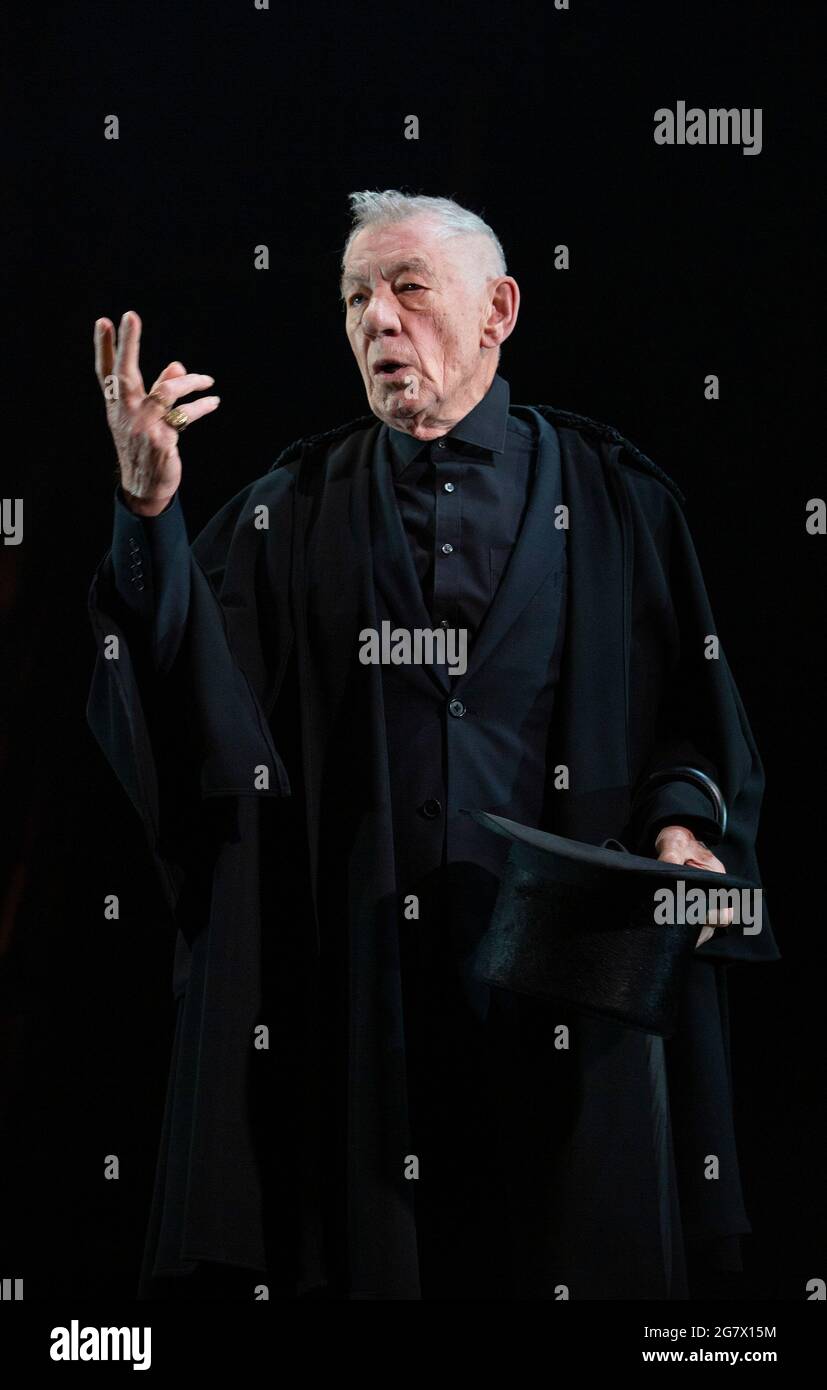Ian McKellen comme Hamlet dans LE HAMEAU de Shakespeare ouverture au Théâtre Royal Windsor, Angleterre le 20/07/2021 set design: Lee Newby costumes: Loren Epstein perruques et maquillage: Susanna Peretz éclairage: Zoe Spurr réalisateur: Sean Mathias Banque D'Images