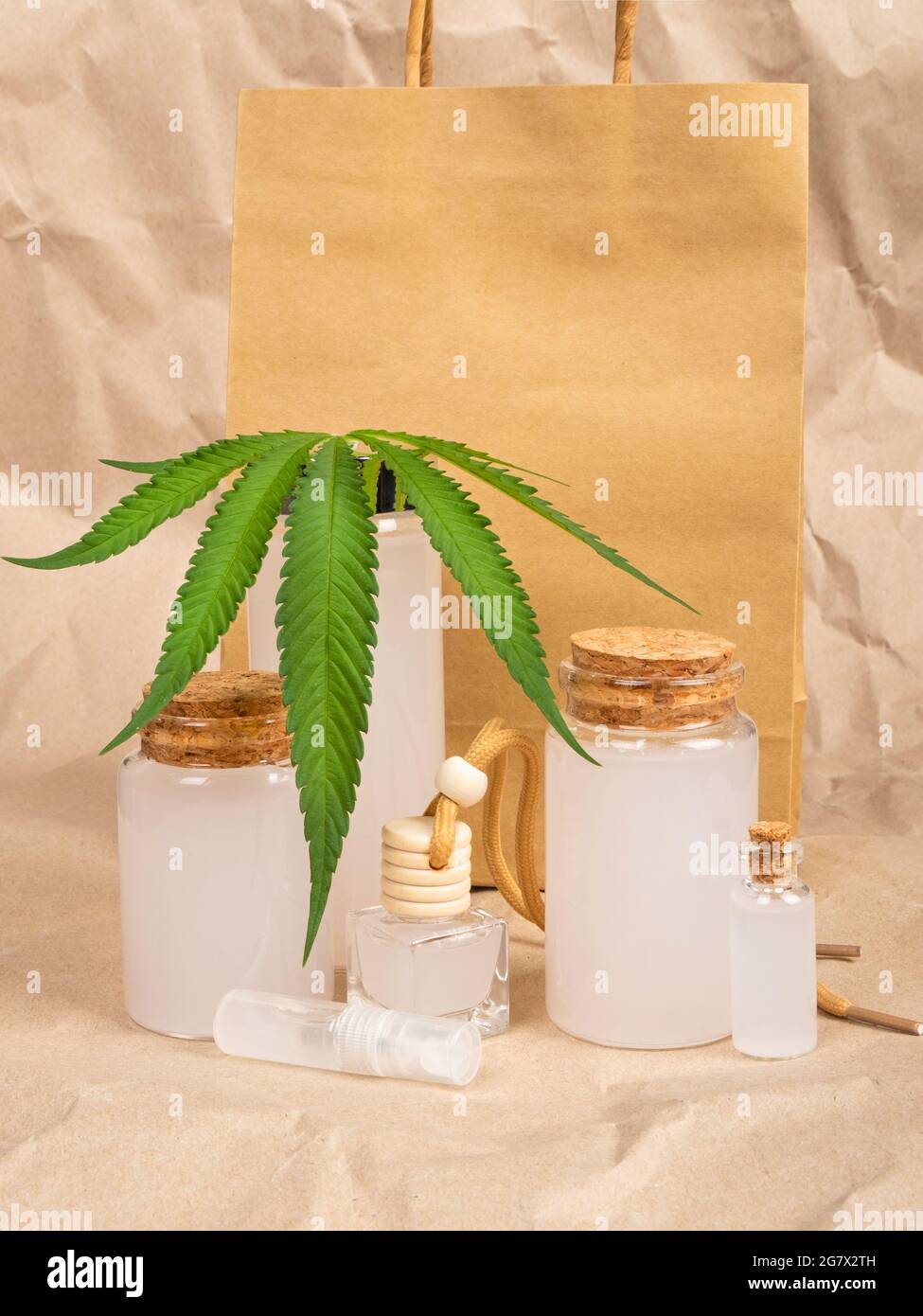kit cosmétique de soin de la peau cbd cannabis et feuille de chanvre verte. Banque D'Images