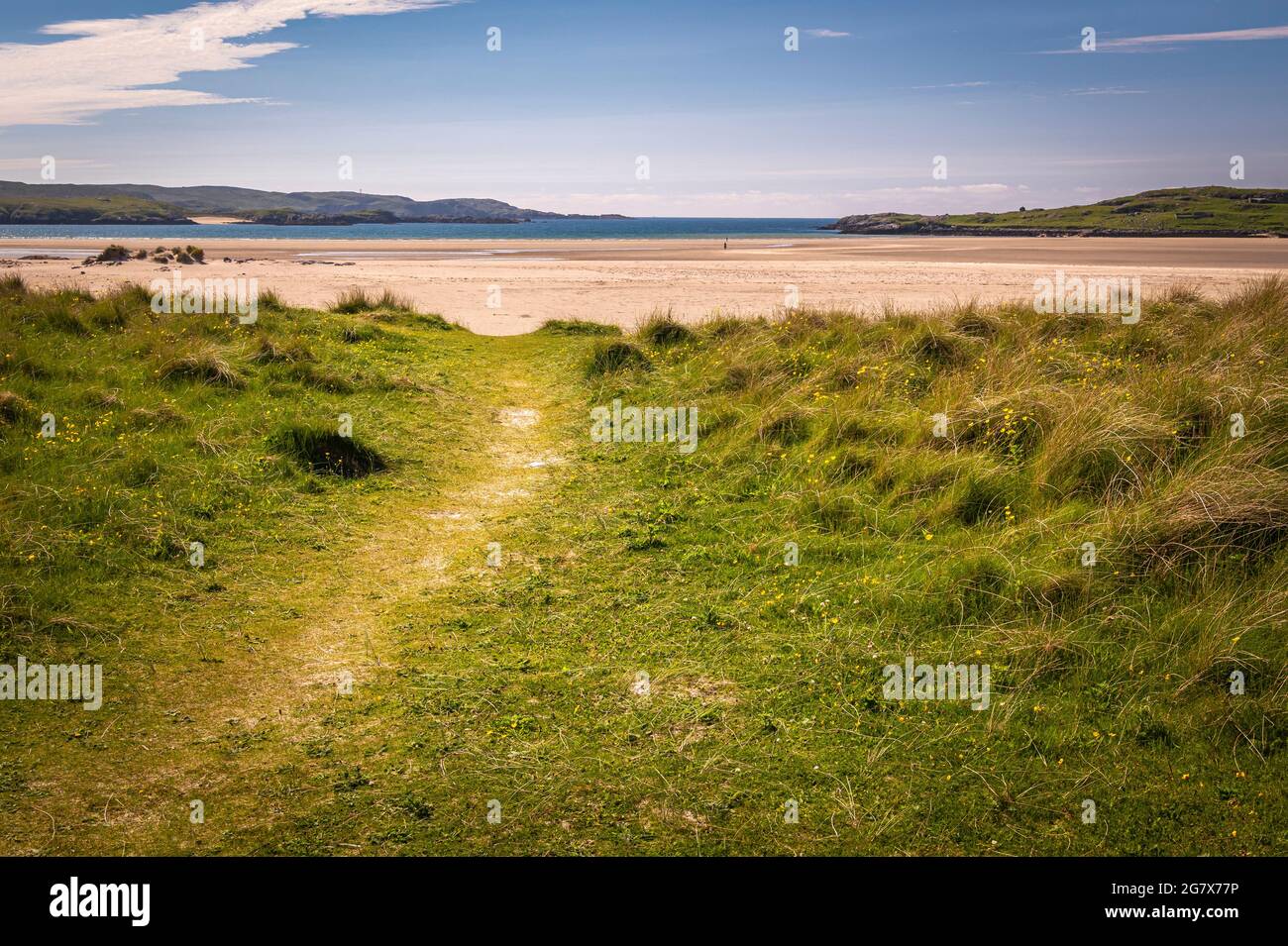 Une image HDR d'été 3 d'un sentier de plage et d'une baie d'Uig presque déserte, Traigh Uige, Isle of Lewis, Western Isles, Écosse. 26 juin 2021 Banque D'Images