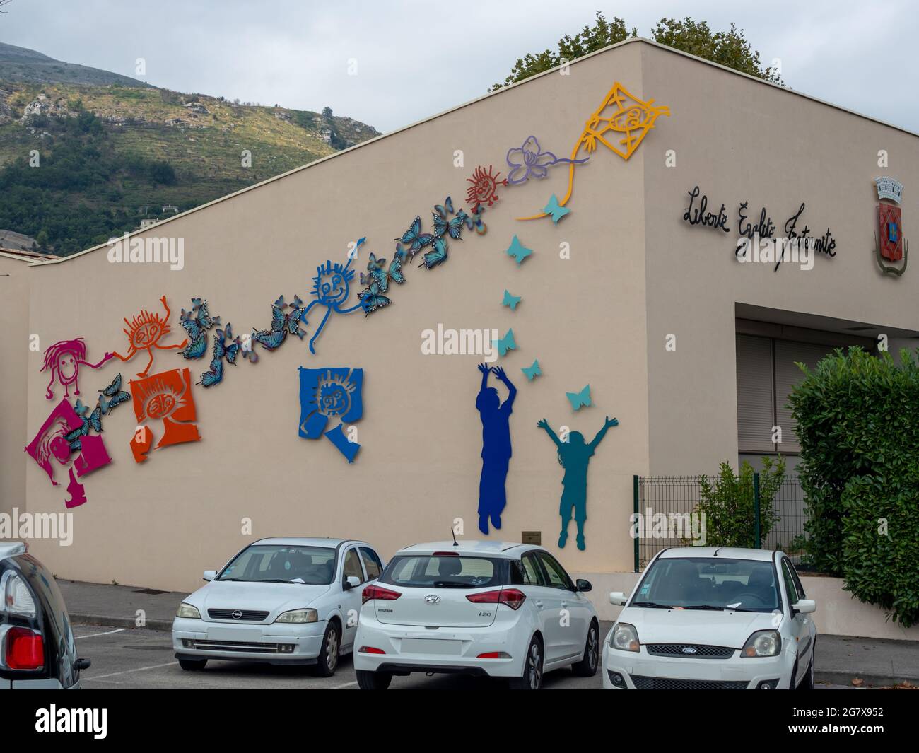 École élémentaire moderne dans un petit village en France Banque D'Images