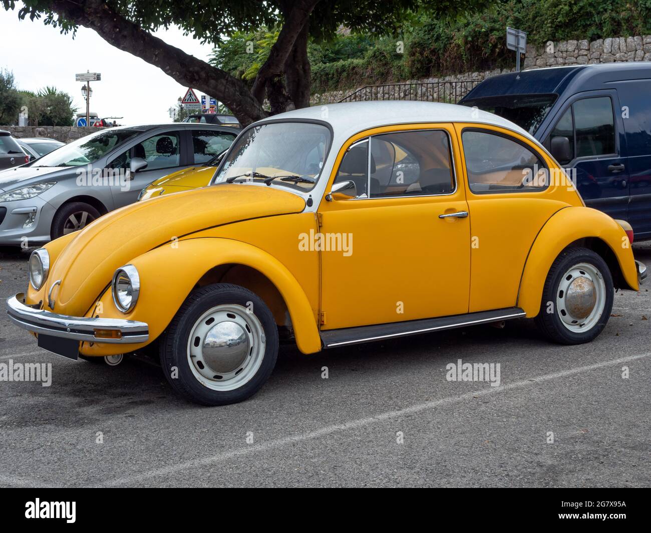 Voiture jaune vintage Volkswagen scarabée Banque D'Images