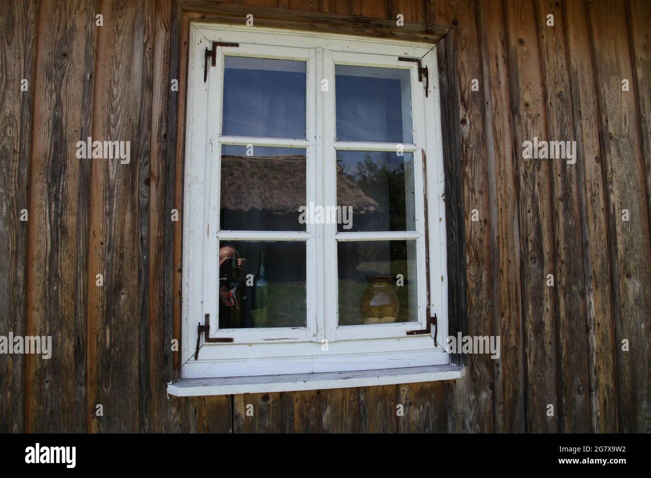 Fenêtres d'une maison de campagne, musée en plein air à Tokarnia, swietokrzyskie, Pologne, maison de campagne, architecture en bois Banque D'Images