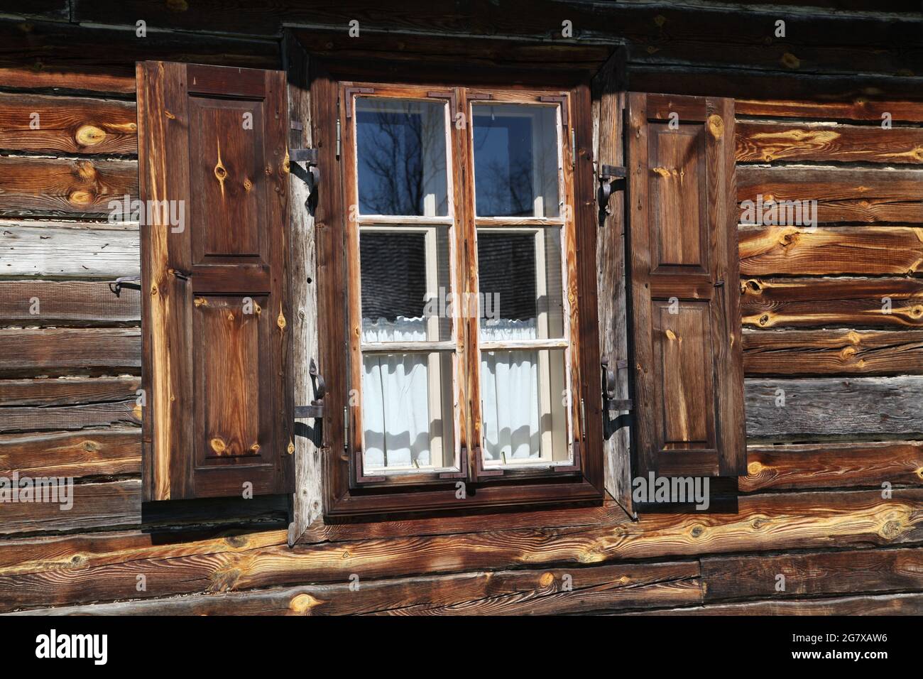 Fenêtres d'une maison de campagne, musée en plein air à Tokarnia, swietokrzyskie, Pologne, maison de campagne, architecture en bois Banque D'Images