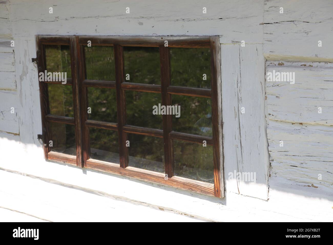 Fenêtres d'une maison de campagne, musée en plein air à Tokarnia, swietokrzyskie, Pologne, maison de campagne, architecture en bois Banque D'Images