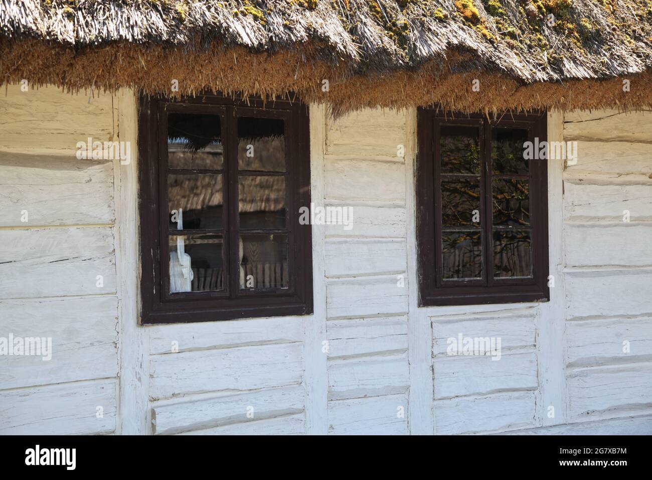 Fenêtres d'une maison de campagne, musée en plein air à Tokarnia, swietokrzyskie, Pologne, maison de campagne, architecture en bois Banque D'Images