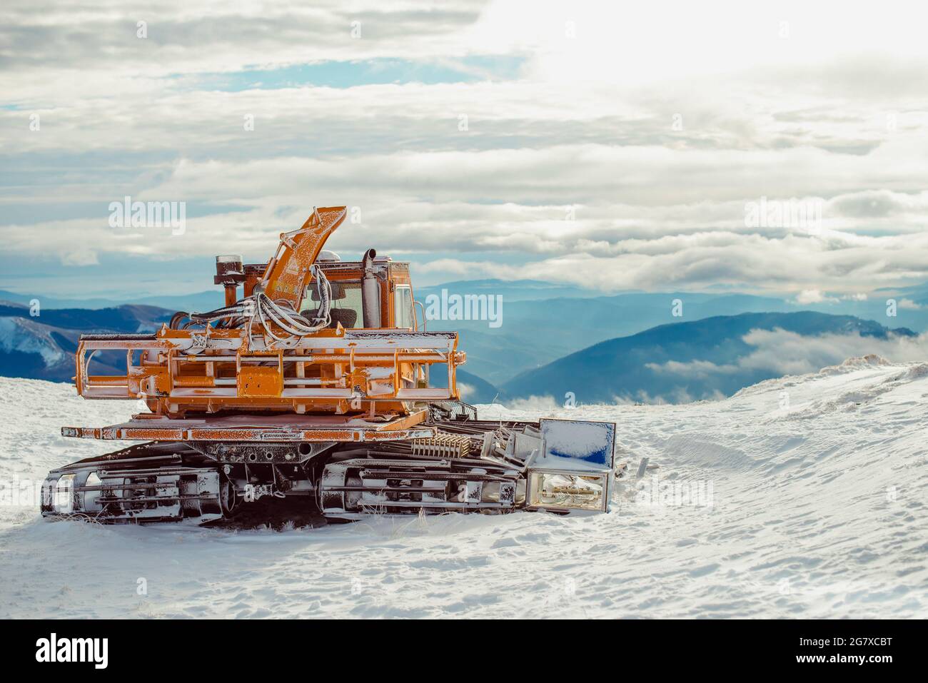 Tracteur à neige sur la pente de Busteni Banque D'Images