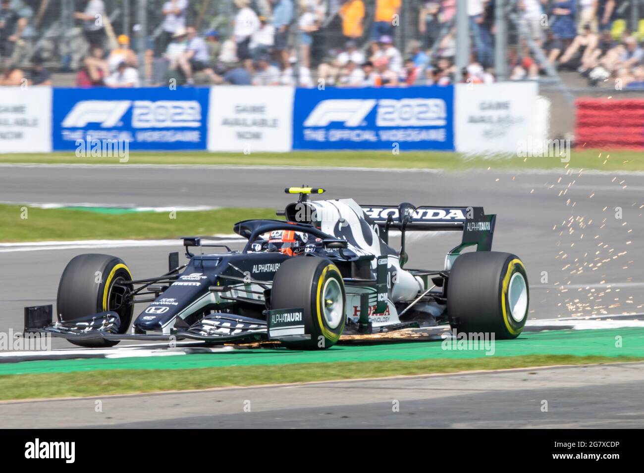Silverstone, Northamptonshire, Royaume-Uni. 16 juillet 2021. Formula One British Grand Prix, Free Practice; Sparks Fly de Scuderia Alpha Tauri Honda pilote Pierre Gasly dans son Alpha Tauri AT02 Honda RA621H crédit: Action plus Sports/Alay Live News Banque D'Images