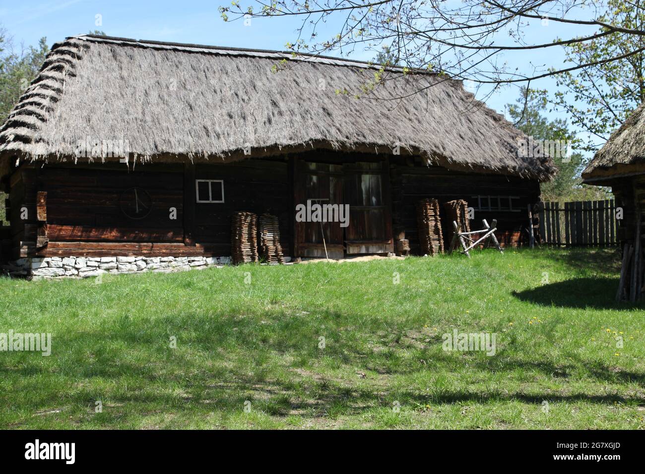 Ancienne grange de campagne, musée en plein air à Tokarnia, Tokarnia, swietokrzyskie, Pologne, architecture rurale, ancienne architecture, Banque D'Images