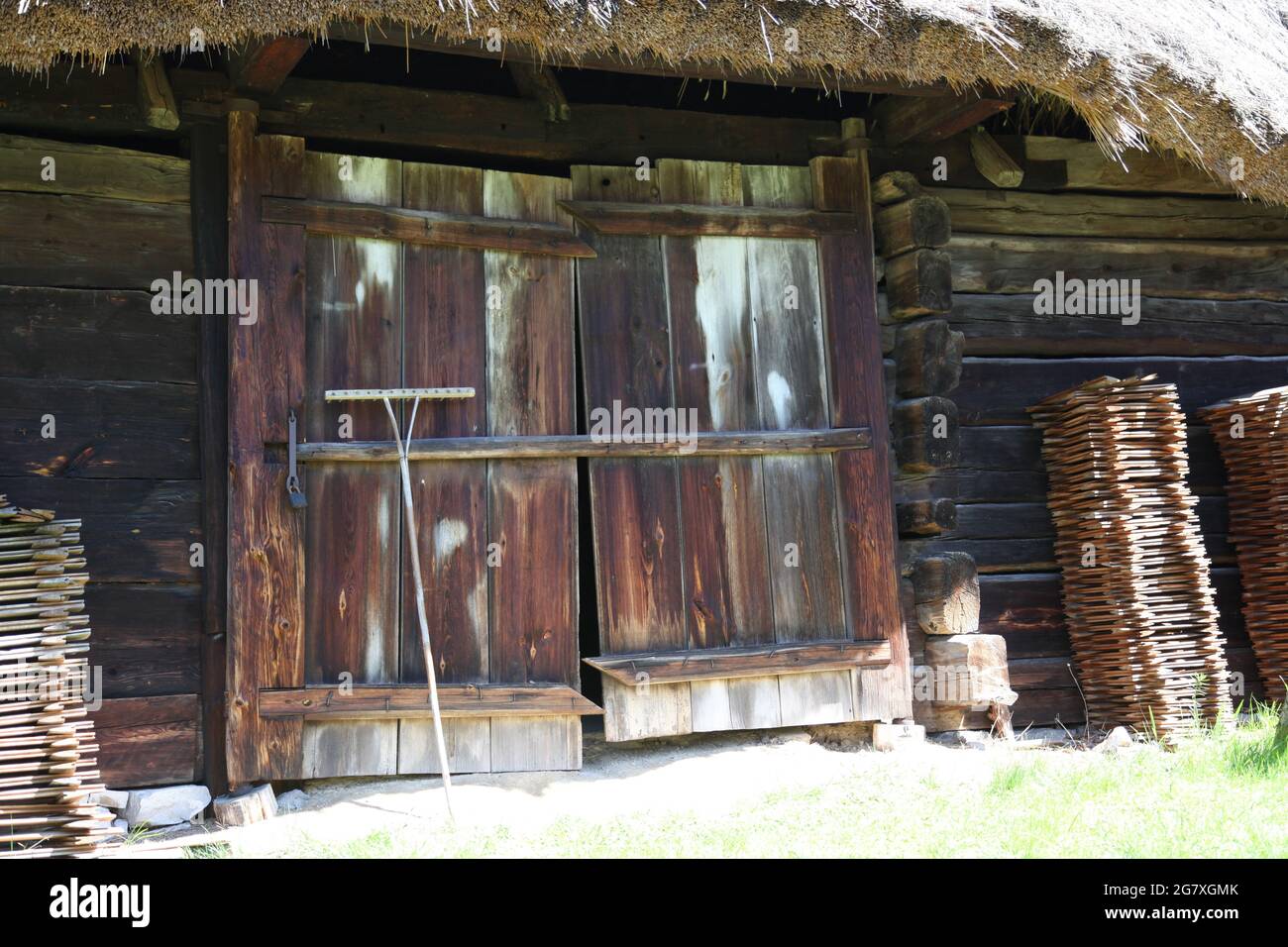 Ancienne grange de campagne, musée en plein air à Tokarnia, Tokarnia, swietokrzyskie, Pologne, architecture rurale, ancienne architecture, Banque D'Images