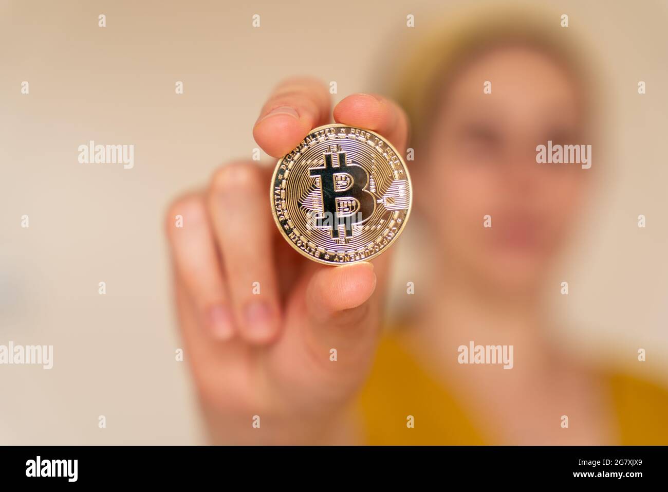 Vue rapprochée d'une femme tenant une pièce de monnaie crypto-monnaie Bitcoin dans sa main Banque D'Images Vue rapprochée d'une femme tenant une pièce de monnaie crypto-monnaie Bitcoin dans sa main Banque D'Images