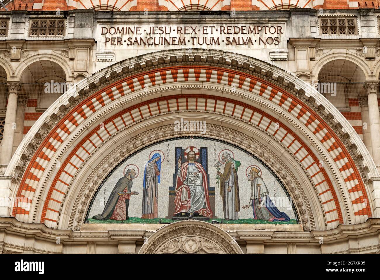 Mosaïque voûtée sur la façade de l'église de la cathédrale de Westminster à Londres, Angleterre. Banque D'Images