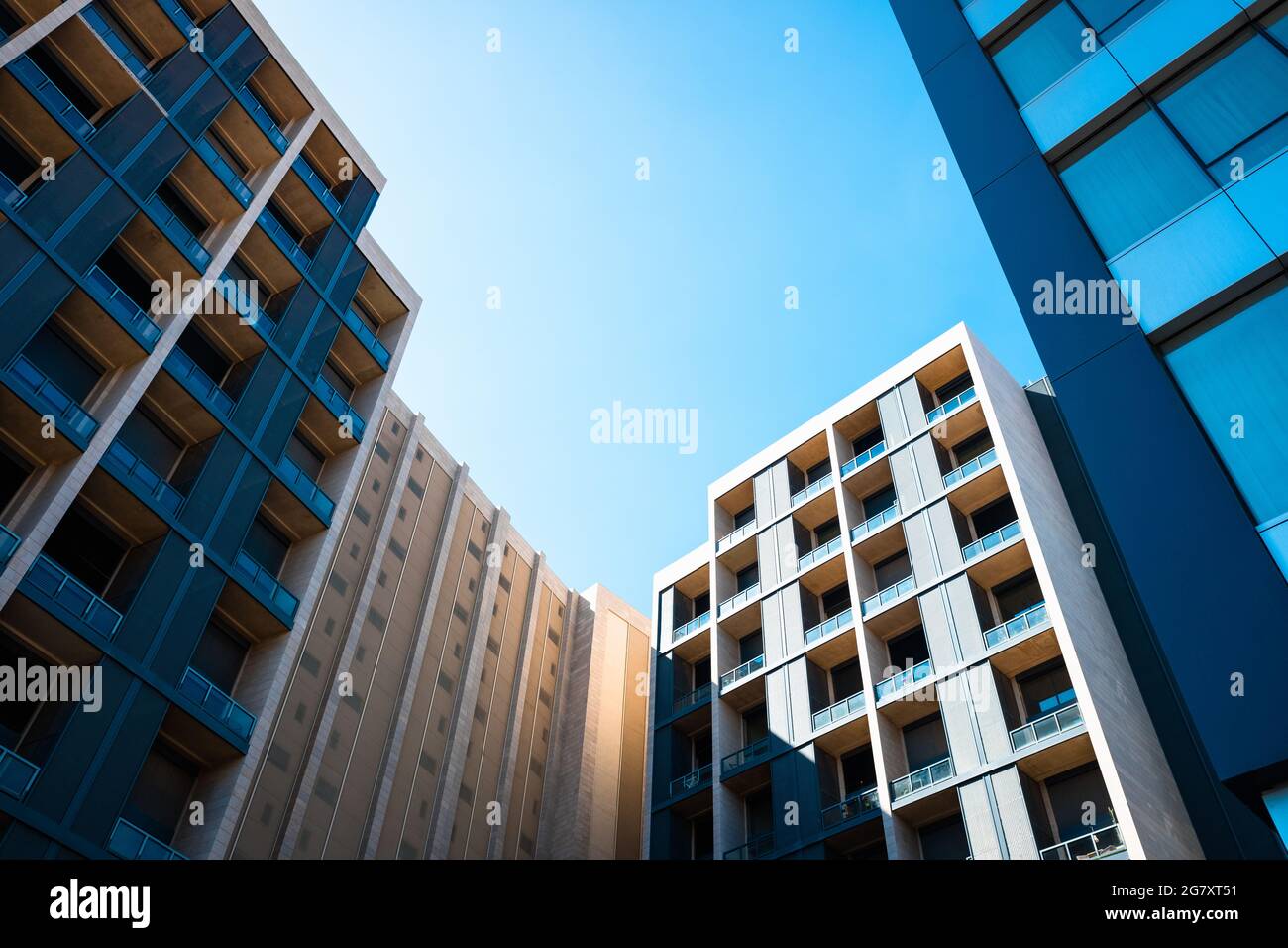 Bâtiments résidentiels dans un quartier calme avec un pouvoir d'achat élevé, vu d'en dessous. Banque D'Images