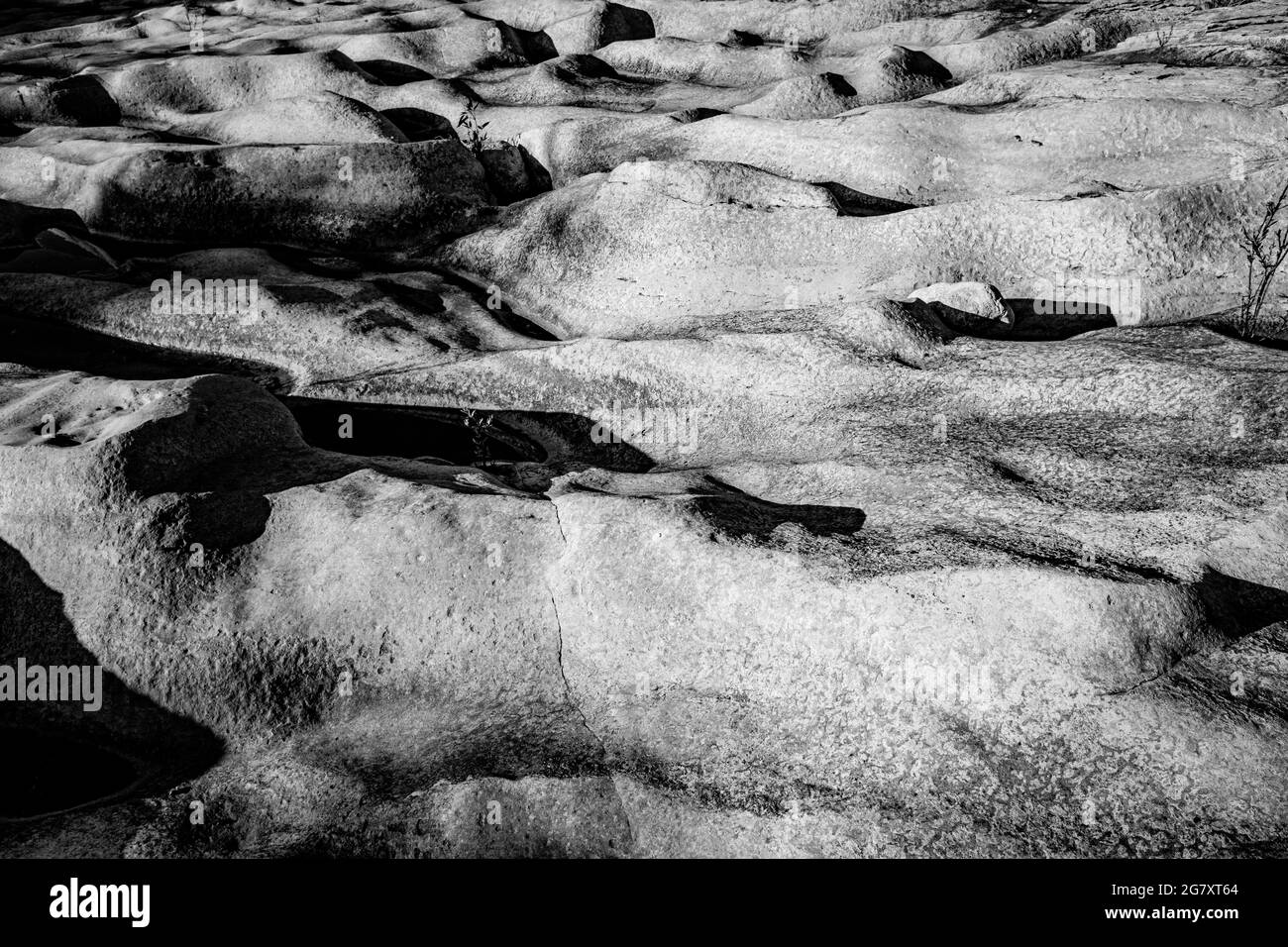 Des ondulations de terrain rocheux sur une photo de montagne en noir et blanc. Banque D'Images