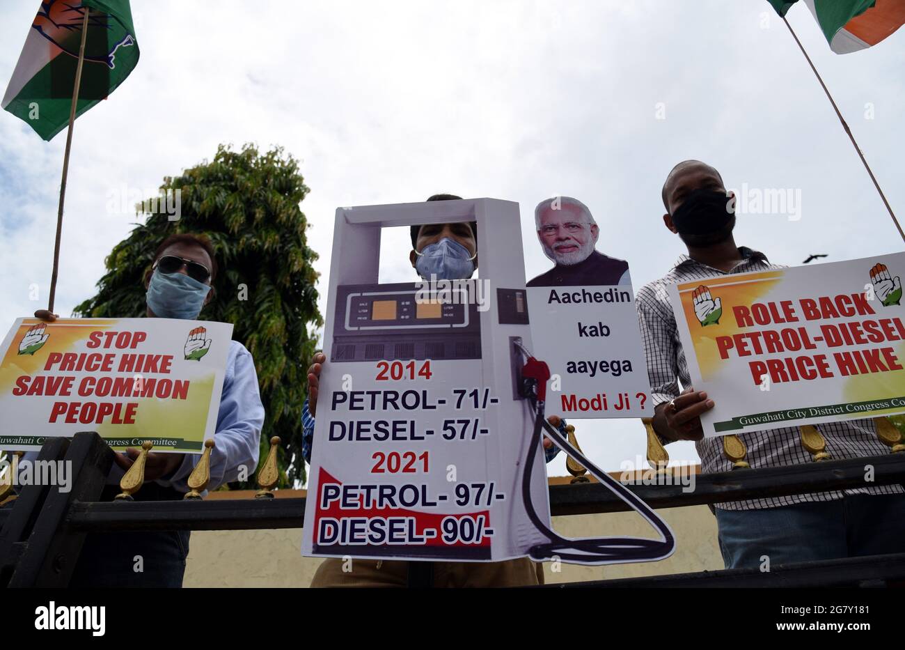 Guwahati, Guwahati, Inde. 16 juillet 2021. Les activistes du Comité du Congrès de l'Assam Pradesh (APCC), le principal parti d'opposition en Inde, manifestent contre la hausse des prix de l'essence et du diesel à Guwahati Assam Inde le vendredi 16 juillet 2021 crédit: Dasarath Deka/ZUMA Wire/Alamy Live News Banque D'Images