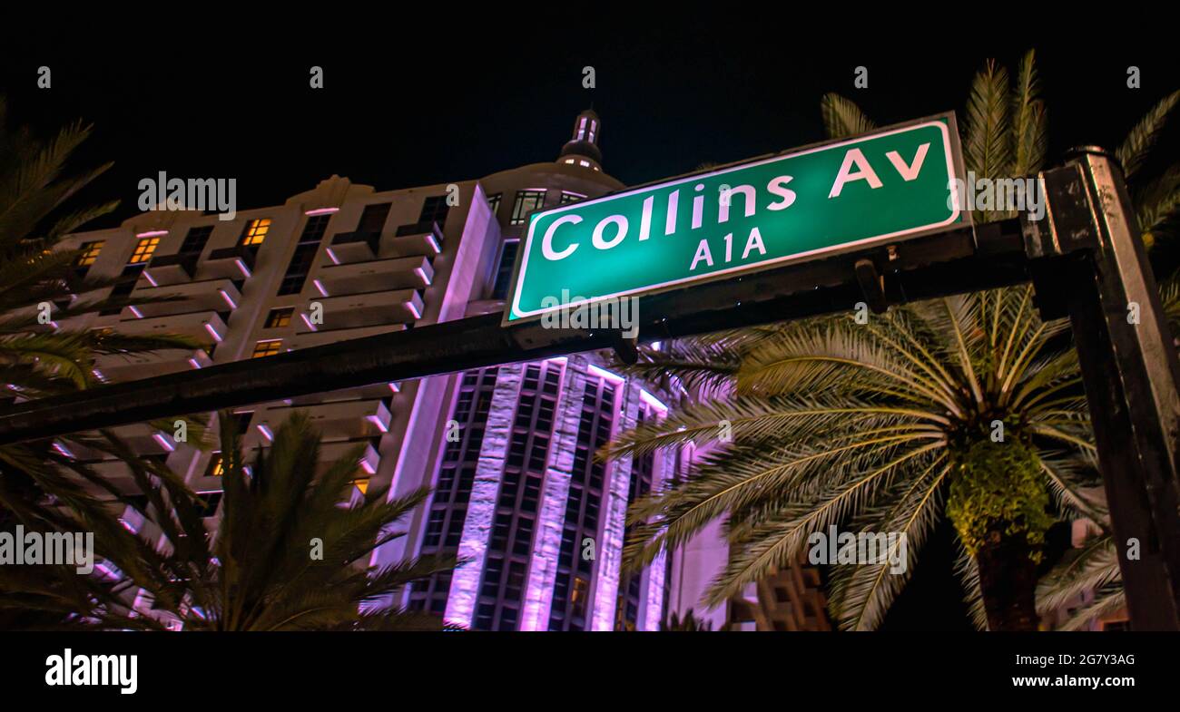Miami Beach, Floride. 29 juin 2021. Vue de dessus de l'avenue Collins, panneau de rue la nuit. Banque D'Images