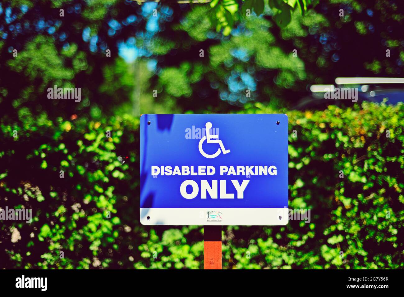 Panneau espace de stationnement pour personnes handicapées - gros plan Banque D'Images