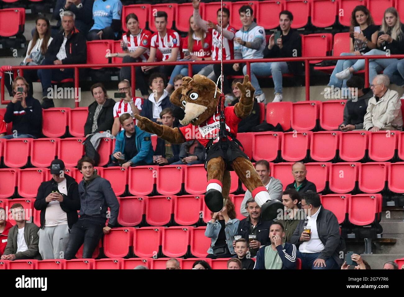 EINDHOVEN, PAYS-BAS - 14 JUILLET : la mascotte du PSV lors du match d'avant-saison entre le PSV et le PAOK Saloniki au stade Philips le 14 juillet 2021 à Eindhoven, pays-Bas (photo de Ben gal/Orange Pictures) Banque D'Images