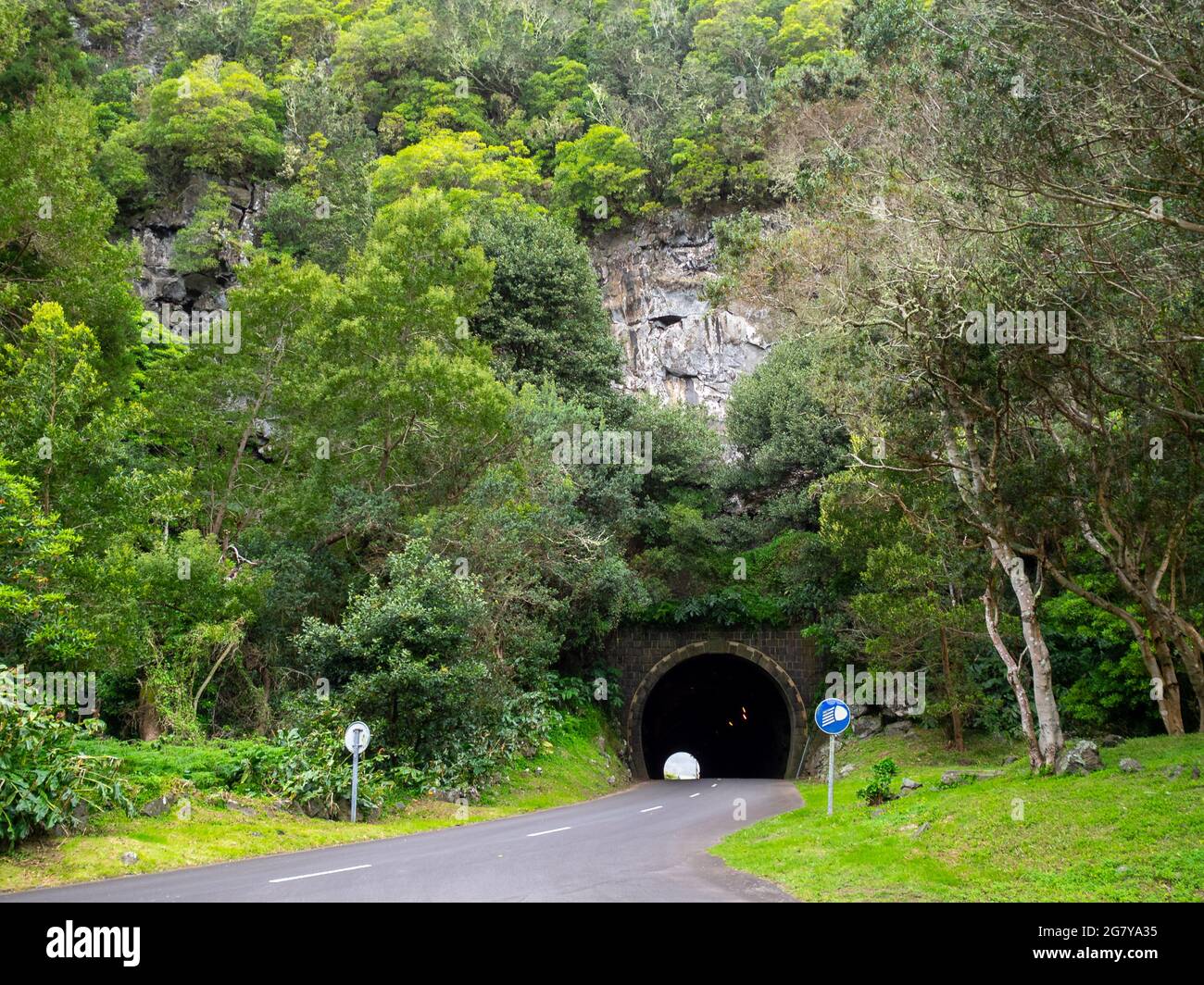 Route et tunnel qui donnent accès à Caldeira da Graciosa Banque D'Images