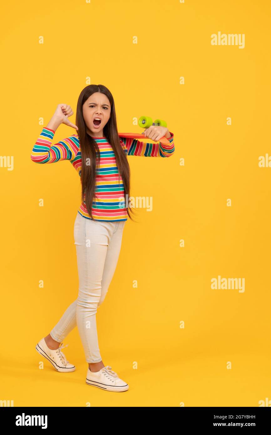 mécontent kid skateboarder point doigt sur la planche à roulettes de penny, la planche à roulettes de pennyboard Banque D'Images