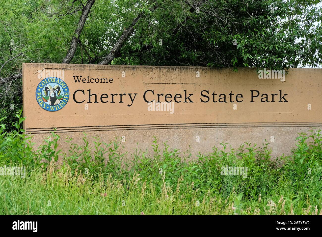 Panneau de bienvenue à l'entrée au parc régional de Cherry Creek dans le comté d'Arapahoe, Colorado, États-Unis ; géré par le logo Colorado Parks and Wildlife. Banque D'Images