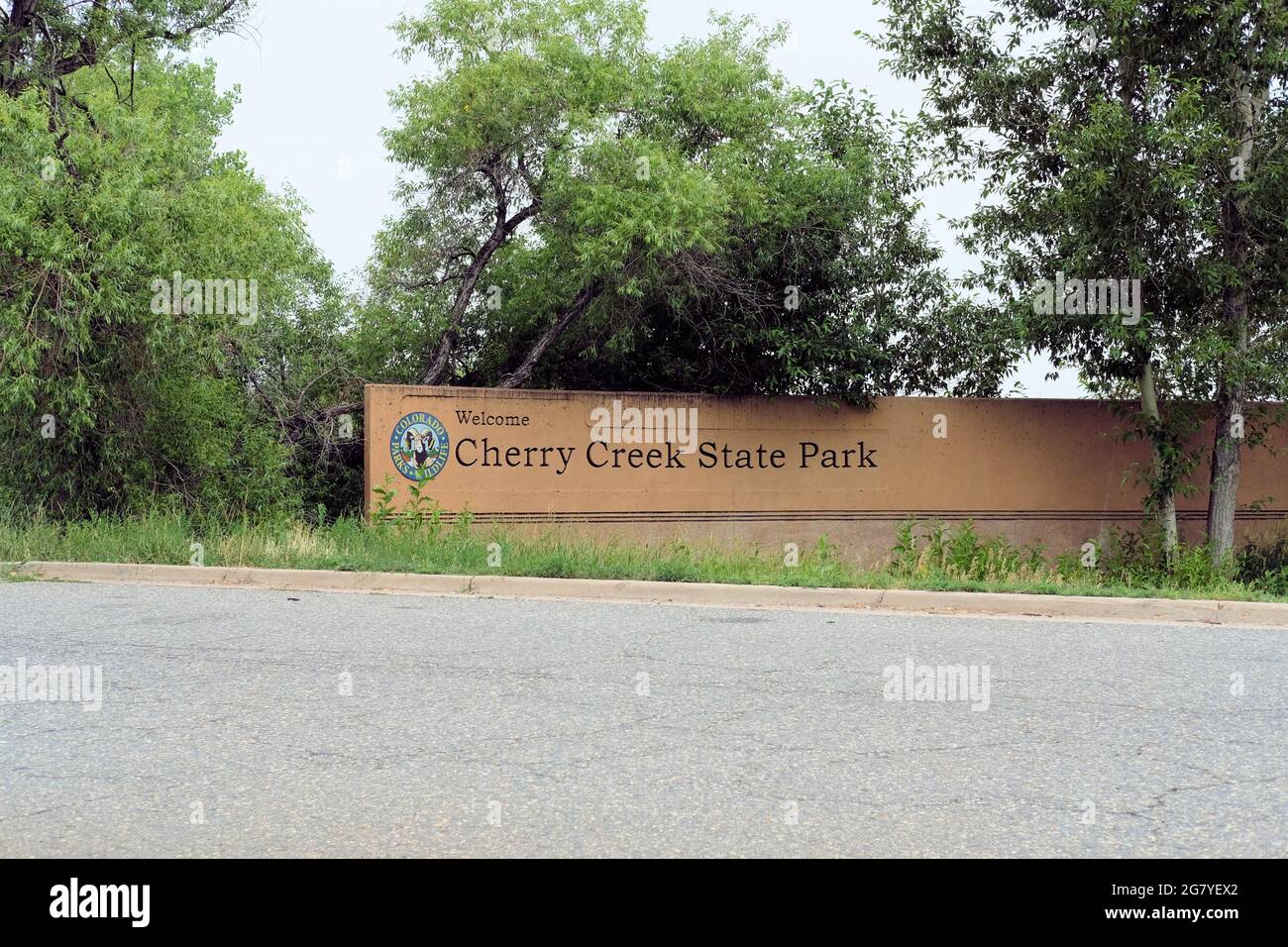 Panneau de bienvenue à l'entrée au parc régional de Cherry Creek dans le comté d'Arapahoe, Colorado, États-Unis ; géré par le logo Colorado Parks and Wildlife. Banque D'Images