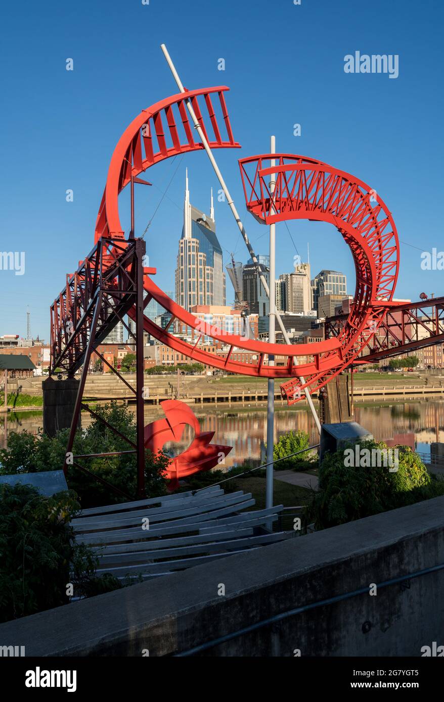 Nashville, Tennessee - 28 juin 2021 : ballet fantôme pour la sculpture East Bank machine Works cadre les gratte-ciel de Nashville Banque D'Images