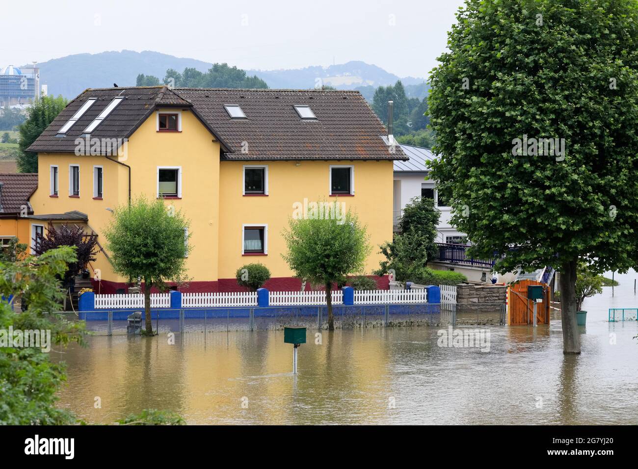 Hattingen, NRW, Allemagne. 16 juillet 2021. Une propriété au bord de la rivière est entourée d'eau. La Ruhr a inondé son remblai, ses champs et de nombreux jardins, sous-sols et propriétés près de la ville de Hattingen dans le district de la Ruhr en Rhénanie-du-Nord-Westphalie. Le NRW a été frappé par de terribles inondations, suite à de fortes pluies au cours des derniers jours. Plus de 80 000 personnes sont mortes jusqu'à présent lors des inondations en Allemagne. Credit: Imagetraceur/Alamy Live News Banque D'Images