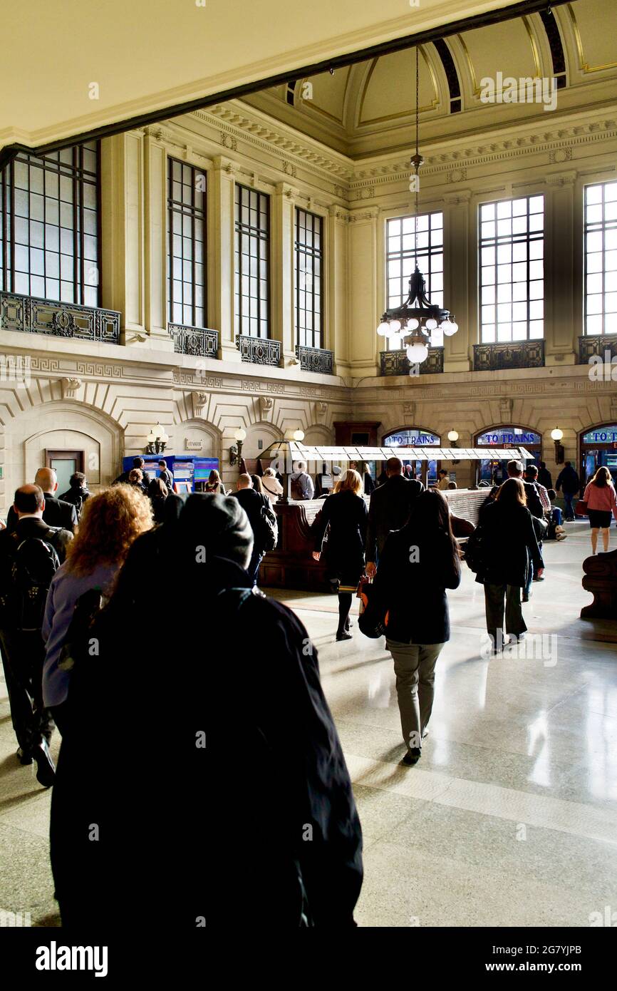 Les navetteurs traversent la salle d'attente principale au terminal de train Hoboken, New Jersey Banque D'Images