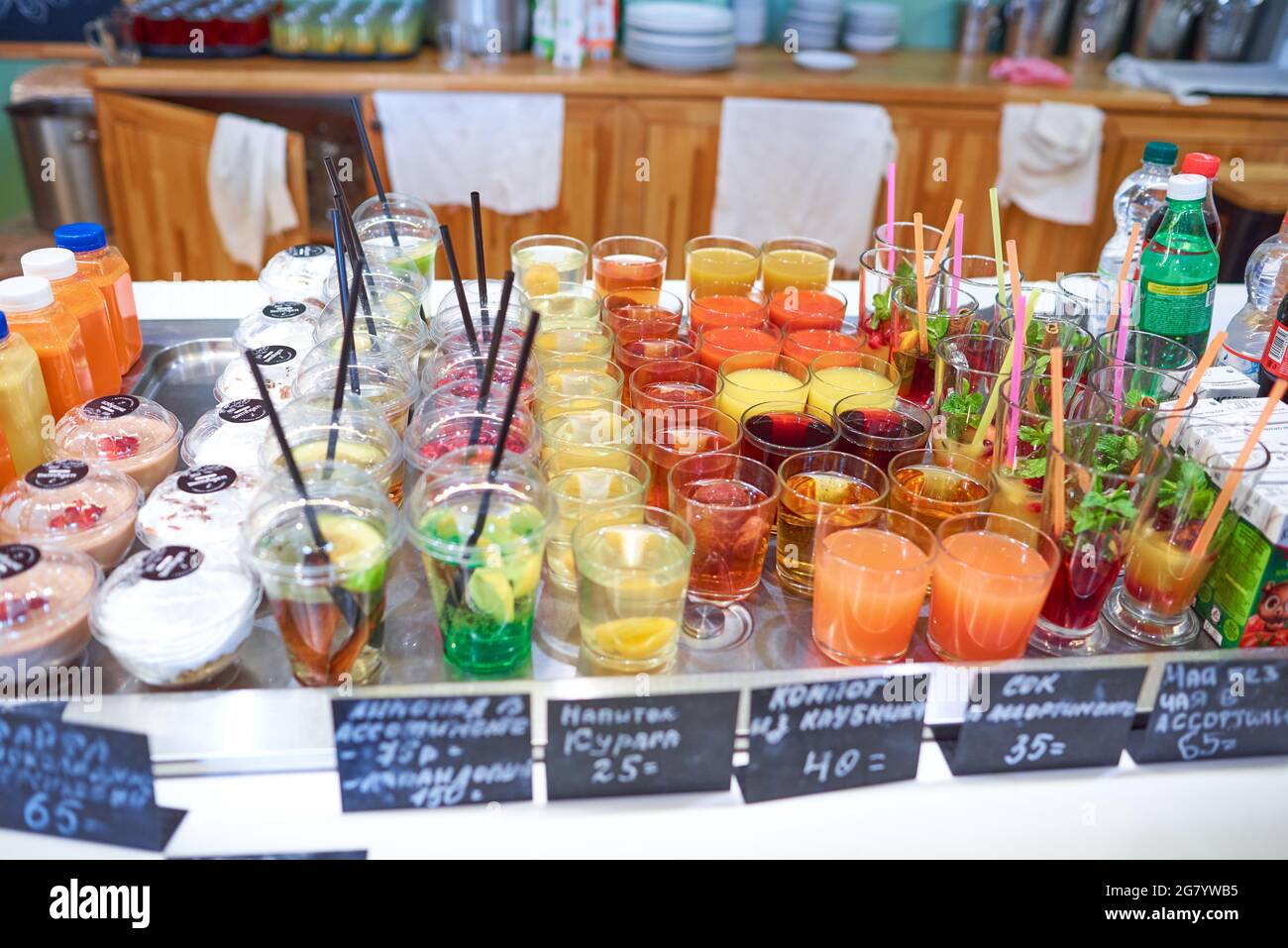 Boissons variées : limonade, compote de fraises, jus de fruits, thé sans thé Banque D'Images