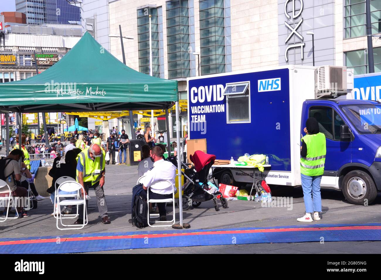 Un centre de vaccination pop up dans le centre-ville de Manchester, Angleterre, Royaume-Uni, invite toute personne âgée de plus de 18 ans à se faire vacciner pour la première fois. Banque D'Images