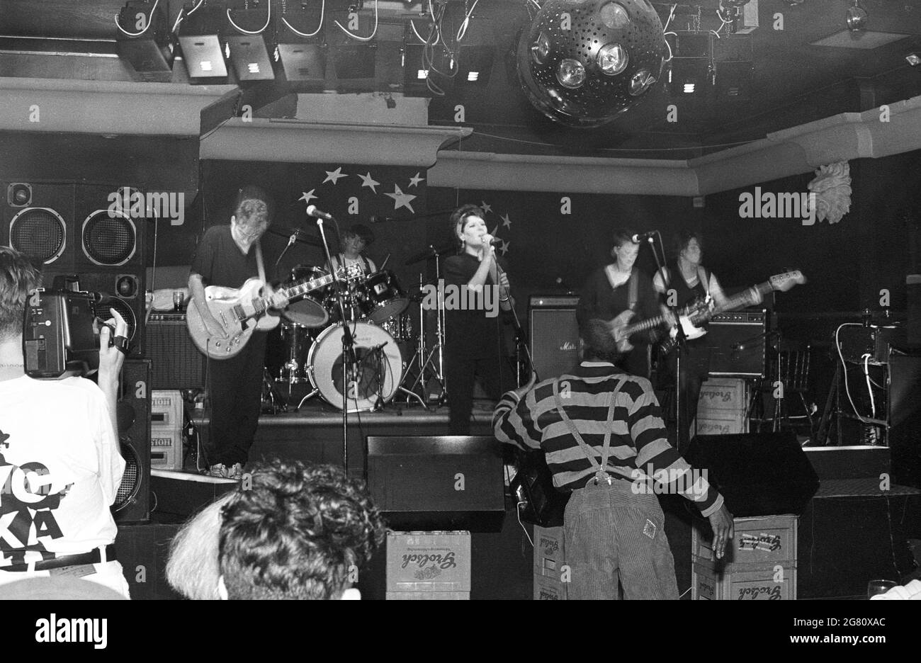 Paul Seacroft, Jacqui Callis et Paula Richards des Renees se produisant au West Hampstead Moonlight Club, Londres, 24/10/90. Banque D'Images