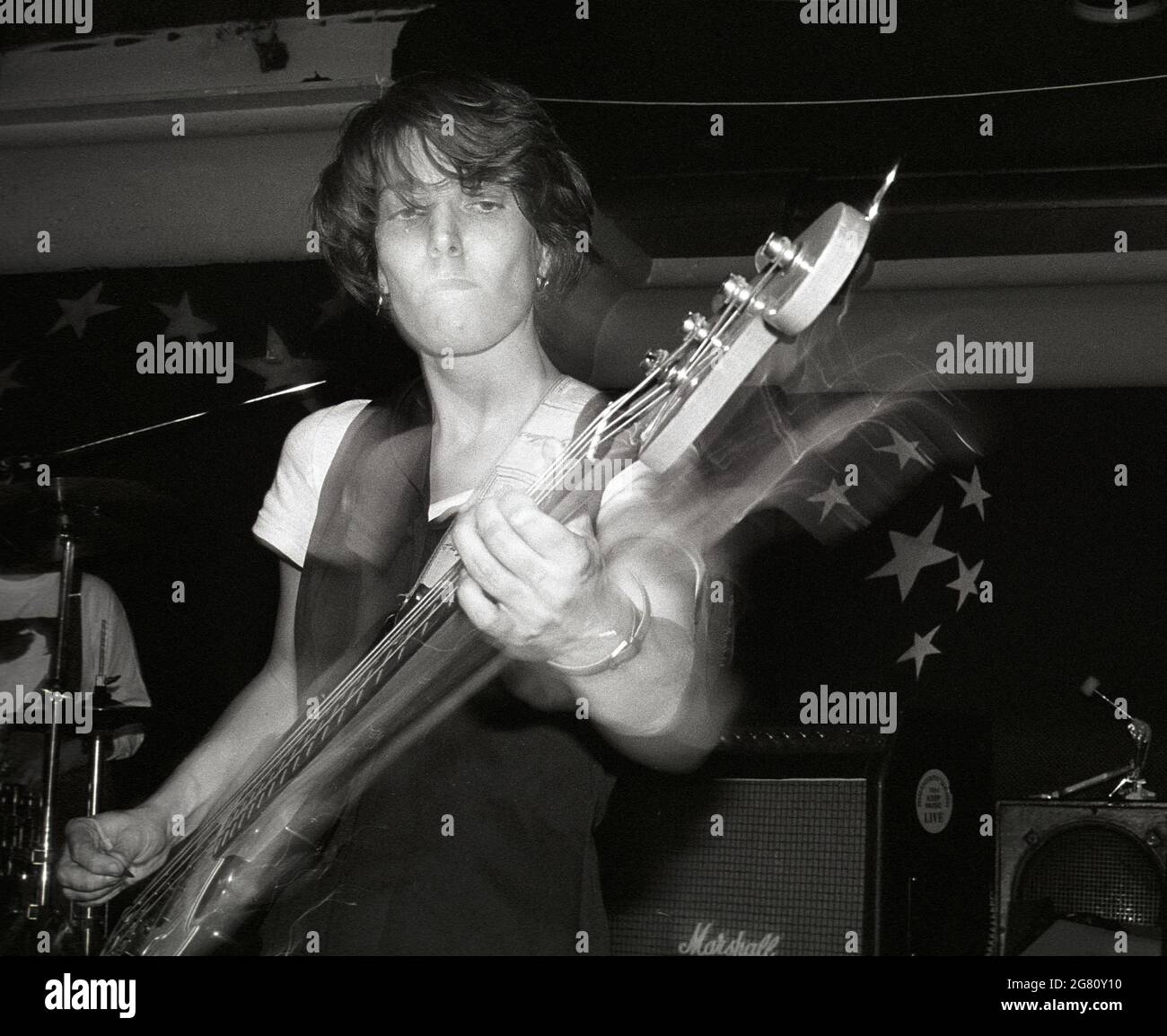 La basse guitariste Katrina Slack des Renees jouant au West Hampstead Moonlight Club, 24/10/90. Elle vit maintenant à Cornwall et travaille comme artiste 3D. Banque D'Images