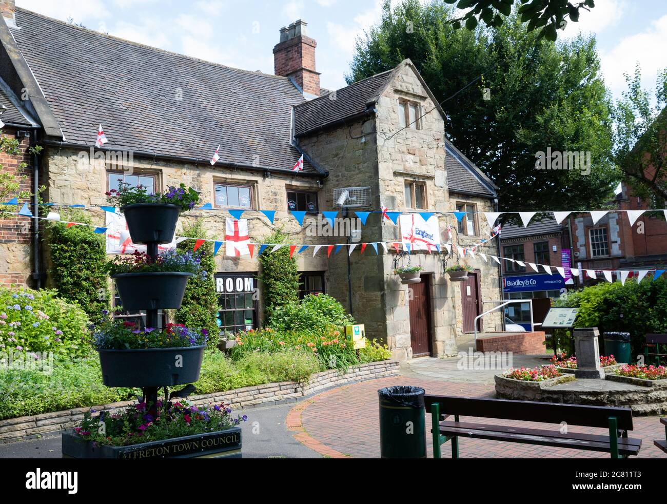 Bunting à l'extérieur d'un salon de thé à Alfreton, Derbyshire Banque D'Images