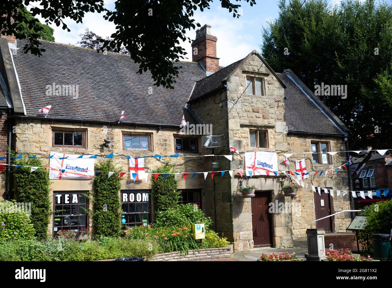 Bunting à l'extérieur d'un salon de thé à Alfreton, Derbyshire Banque D'Images