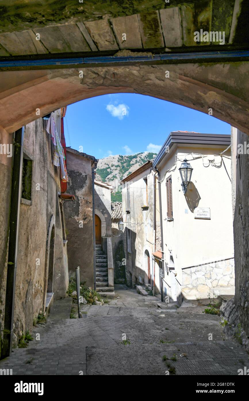 Une allée entre les maisons de Torrecuso, une vieille ville de la province de Benevento, en Italie Banque D'Images
