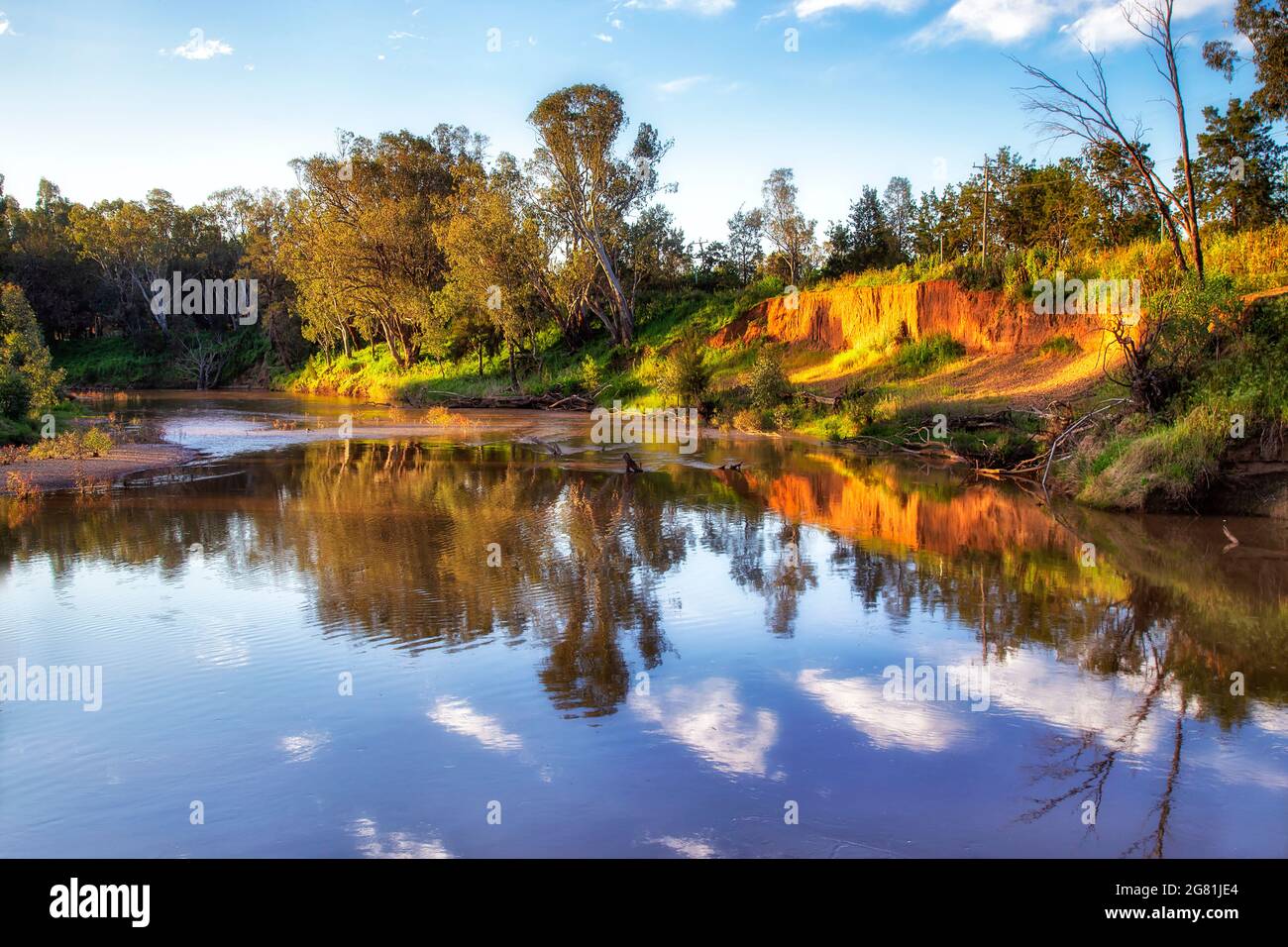 Rivières calmes et lentes de la rivière Macquarie dans la ville de Dubbo, dans les plaines de l'Ouest, en Australie. Banque D'Images