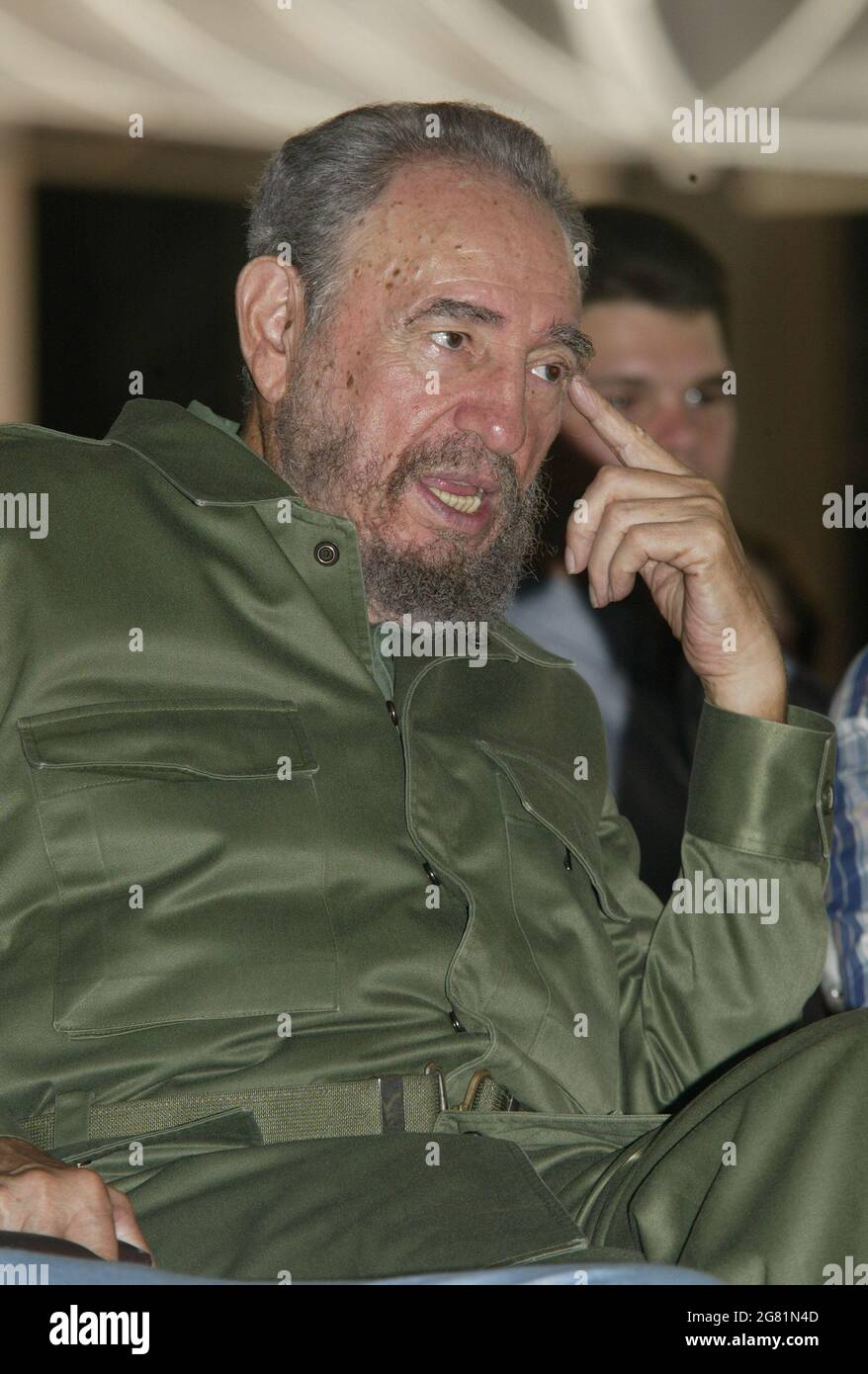 Le président cubain Fidel Castro assiste à la présentation du livre 'l'instant fugitif' de l'écrivain argentin Miguel Bonasso, dans le Musée de 'Bellas Artes' à la Havane, Cuba, le samedi 11 juin 2005.le livre 'l'instant fugitif' raconte chronique de la Révolution cubaine, de Hugo Chavez, Président du Venezuela et Nestor Kirtchner du Brésil. Crédit : Jorge Rey/MediaPunch Banque D'Images