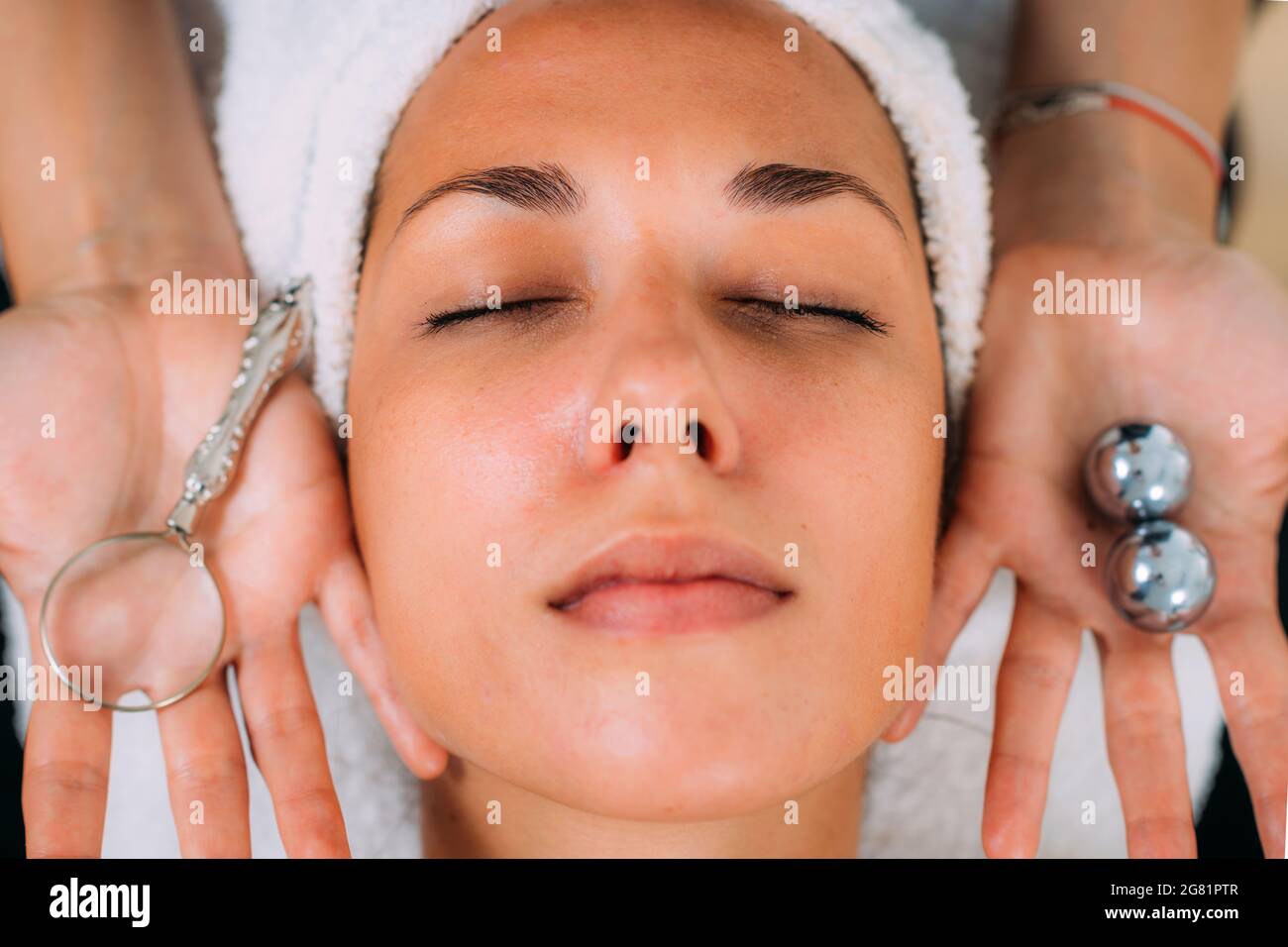 Massage du visage avec boules de méditation chinoises Banque D'Images