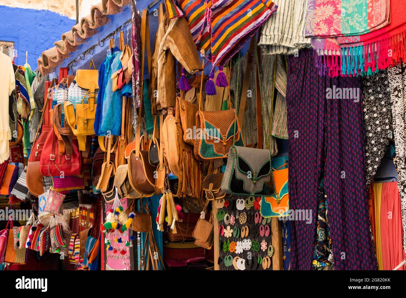 CHEFCHAOUEN, MAROC - 31 août 2018 : un gros plan de tissus et de foulards colorés dans une rue étroite de la ville de Chefchaouen, Maroc Banque D'Images