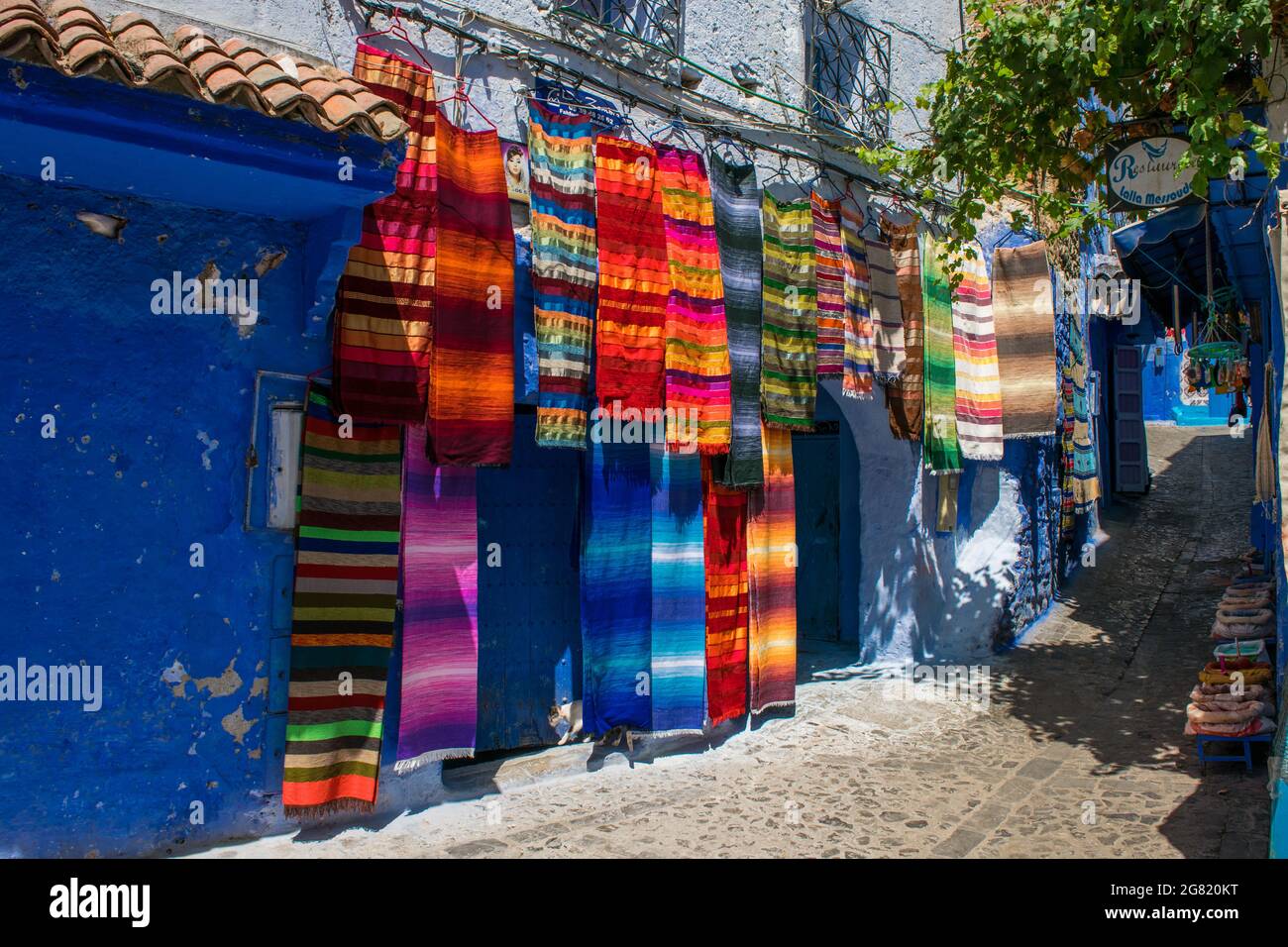 CHEFCHAOUEN, MAROC - 31 août 2018 : un gros plan de tissus et de foulards colorés dans une rue étroite de la ville de Chefchaouen, Maroc Banque D'Images