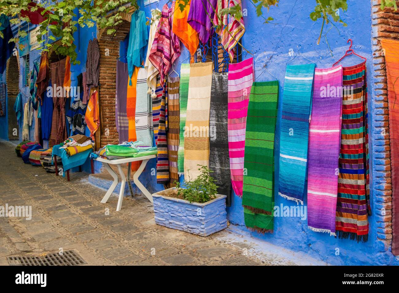 CHEFCHAOUEN, MAROC - 31 août 2018 : un gros plan de tissus et de foulards colorés dans une rue étroite de la ville de Chefchaouen, Maroc Banque D'Images