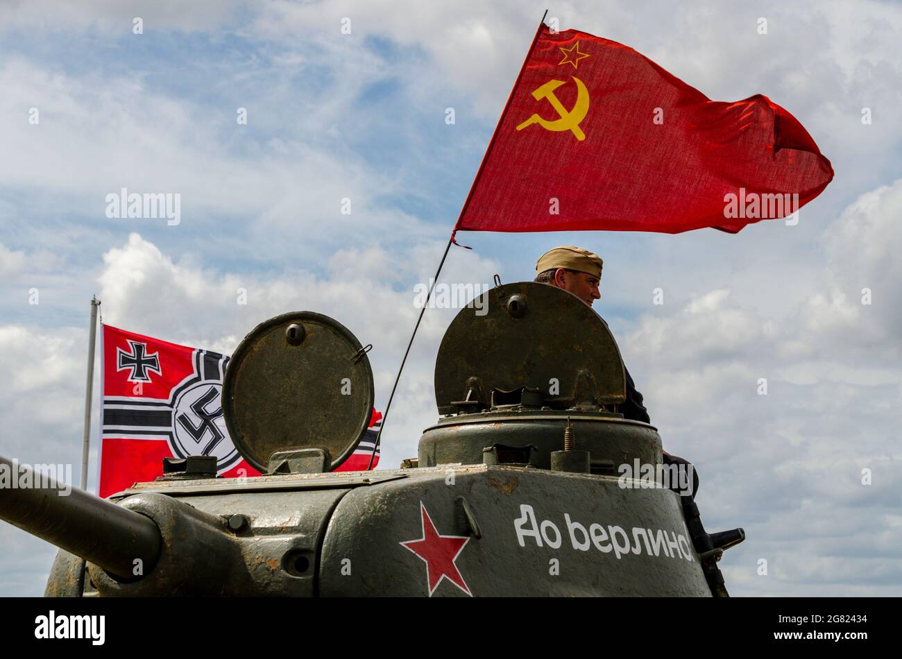 Le réservoir russe vole le drapeau rouge du marteau et de la faucille. Le char T-34 de la deuxième Guerre mondiale lors d'une reconstitution militaire à Essex, au Royaume-Uni. Drapeau rouge volant Banque D'Images