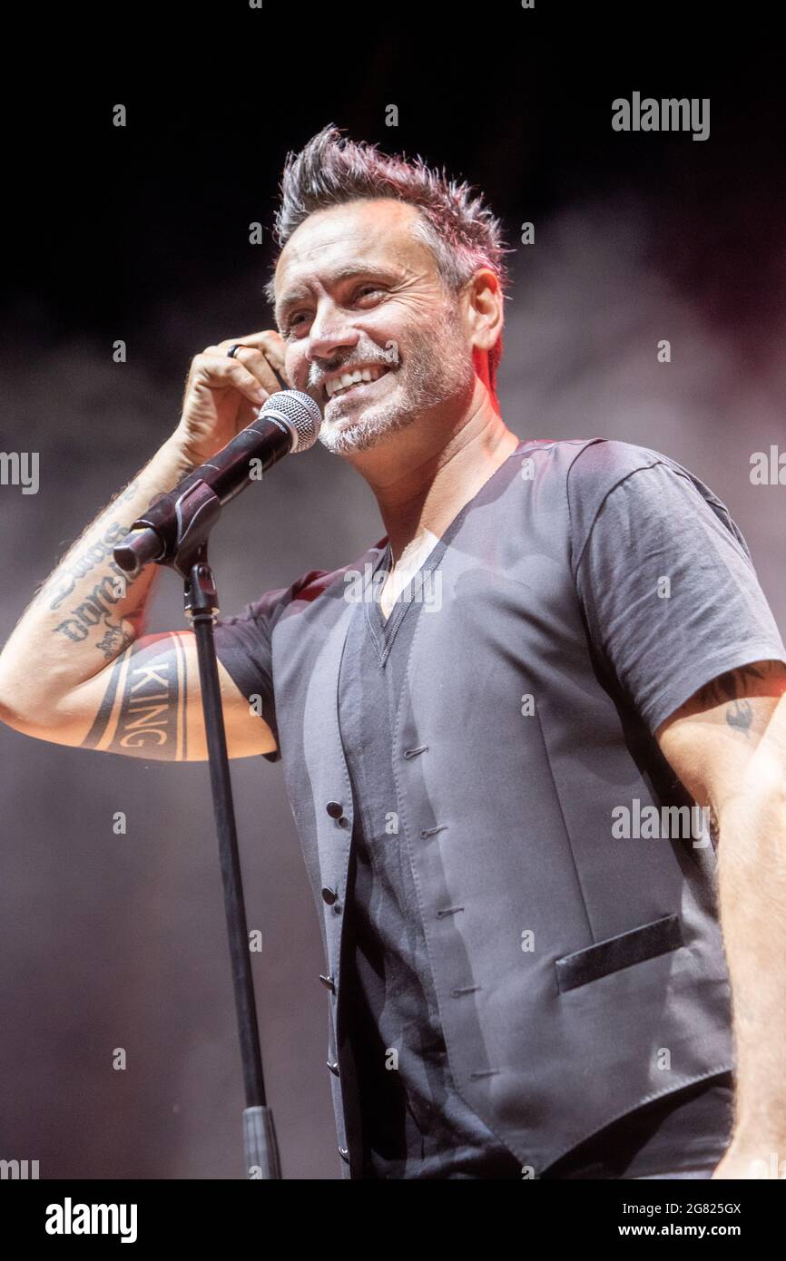 Milan Italie. 16 juillet 2021. Le chanteur-compositeur italien Filippo Neviani, mieux connu sur scène sous le nom DE NEK, se produire en direct sur scène à Carroponte pendant le 'Live Acustico 2021'. Banque D'Images