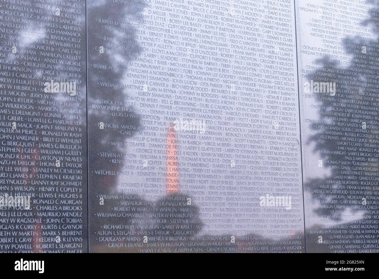 Mémorial des anciens combattants de la guerre du Vietnam reflétant le monument de Washington près de Sunset Banque D'Images