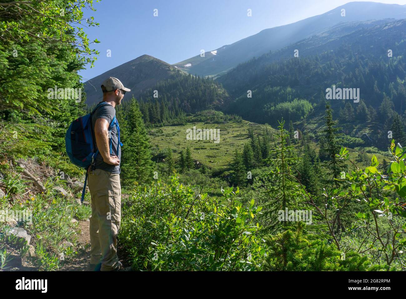 Homme randonnée dans la vallée alpine dans le Colorado Trail Banque D'Images