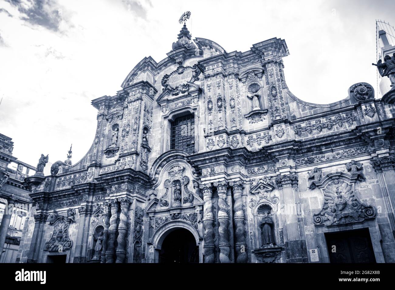 Église de la Compagnie de Jésus ou Iglesia de la Compañía de Jésus à Quito, Equateur dans un jour nuageux. Façade avant vue de côté. Banque D'Images