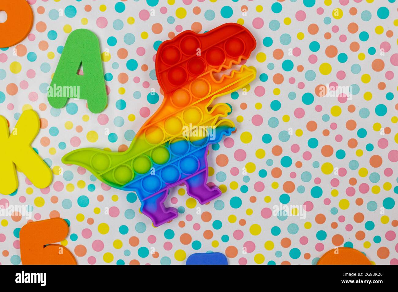 Jouets populaires en silicone anti-stress pop-it pour un enfant sur fond jaune. Jeu de violon sensoriel tendance pour les enfants et les adultes Banque D'Images