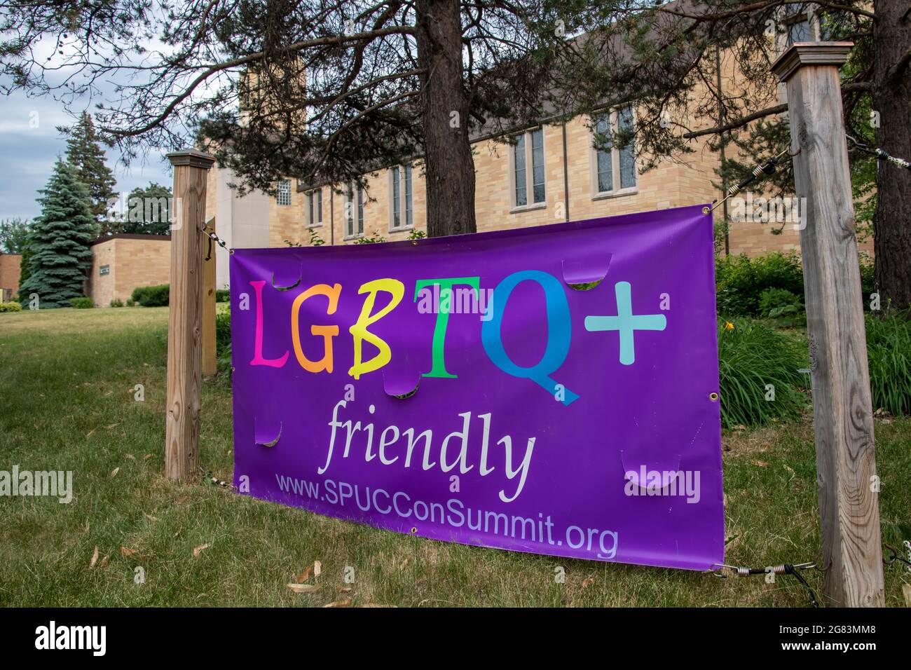 St. Paul, Minnesota. Panneau LGBTQ sur la pelouse du Churst Uni du Christ de Saint-Paul. Banque D'Images