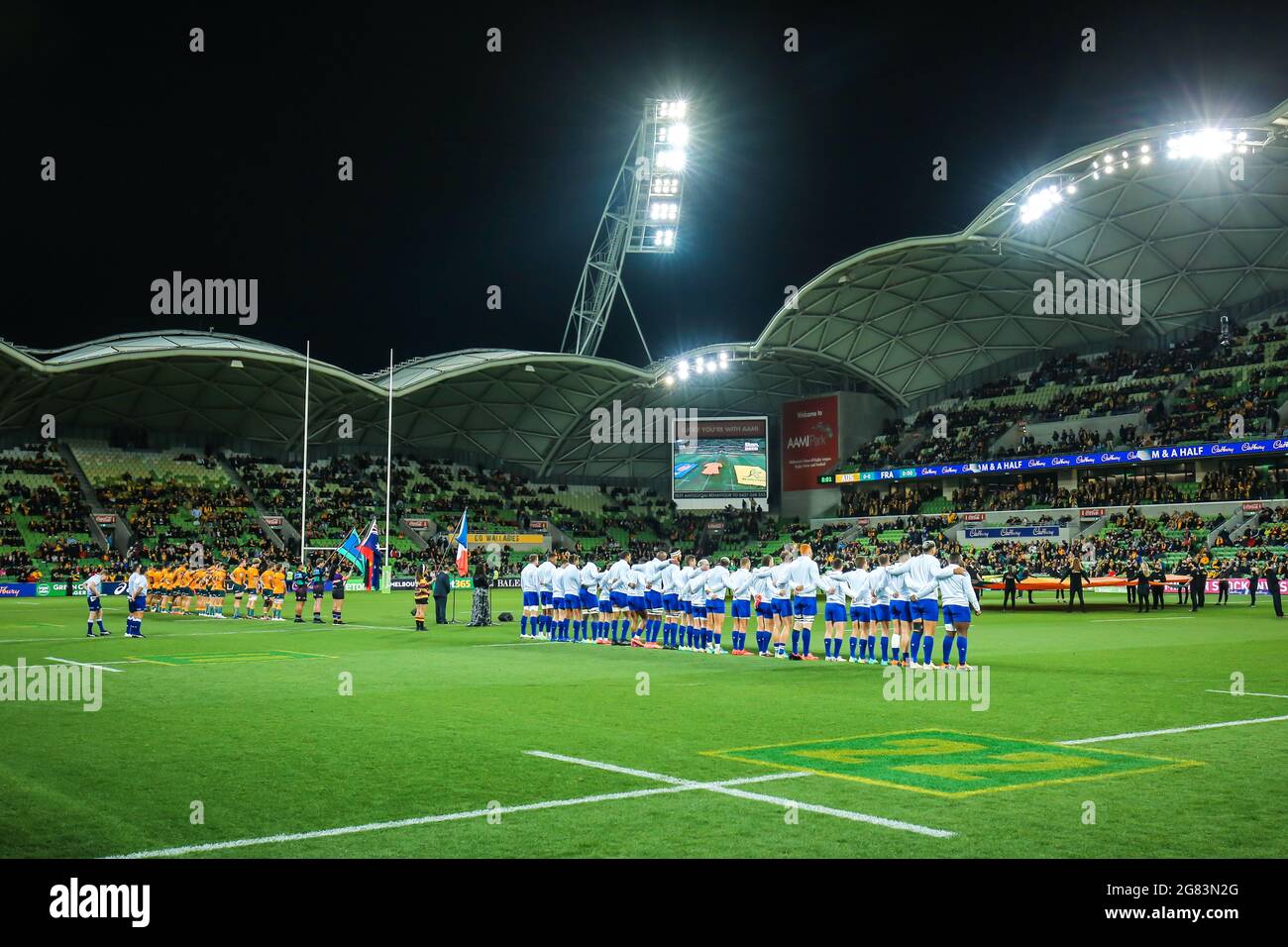 MELBOURNE, AUSTRALIE - JUILLET 13 2021 : hymnes nationaux avant le match international de test entre les Wallabies australiens et la France à l'AAMI Park on Banque D'Images