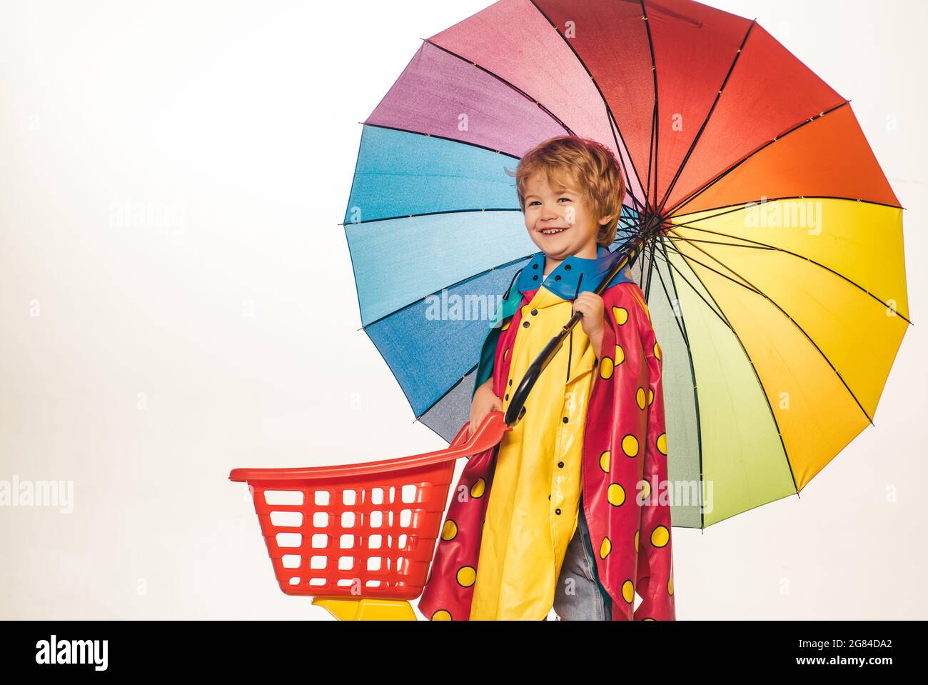 Shopping au Black friday. Un joli petit garçon. Enfant avec parapluie  coloré. Publicité en ligne. Joyeux garçon de 3 ou 5 ans s'amuser. Logo pour  votre Photo Stock - Alamy